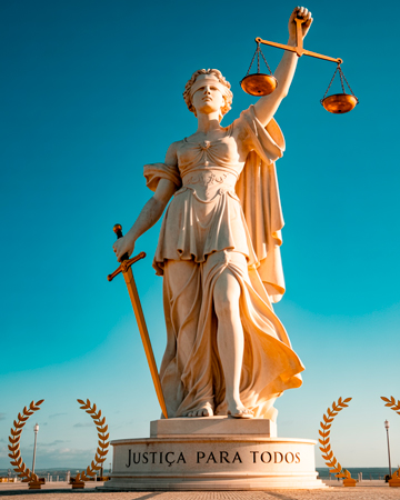Estatua da justiça simbolizando advocacia em Curitiba